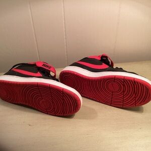 Nike sneakers boys sz5 youth.  EUC